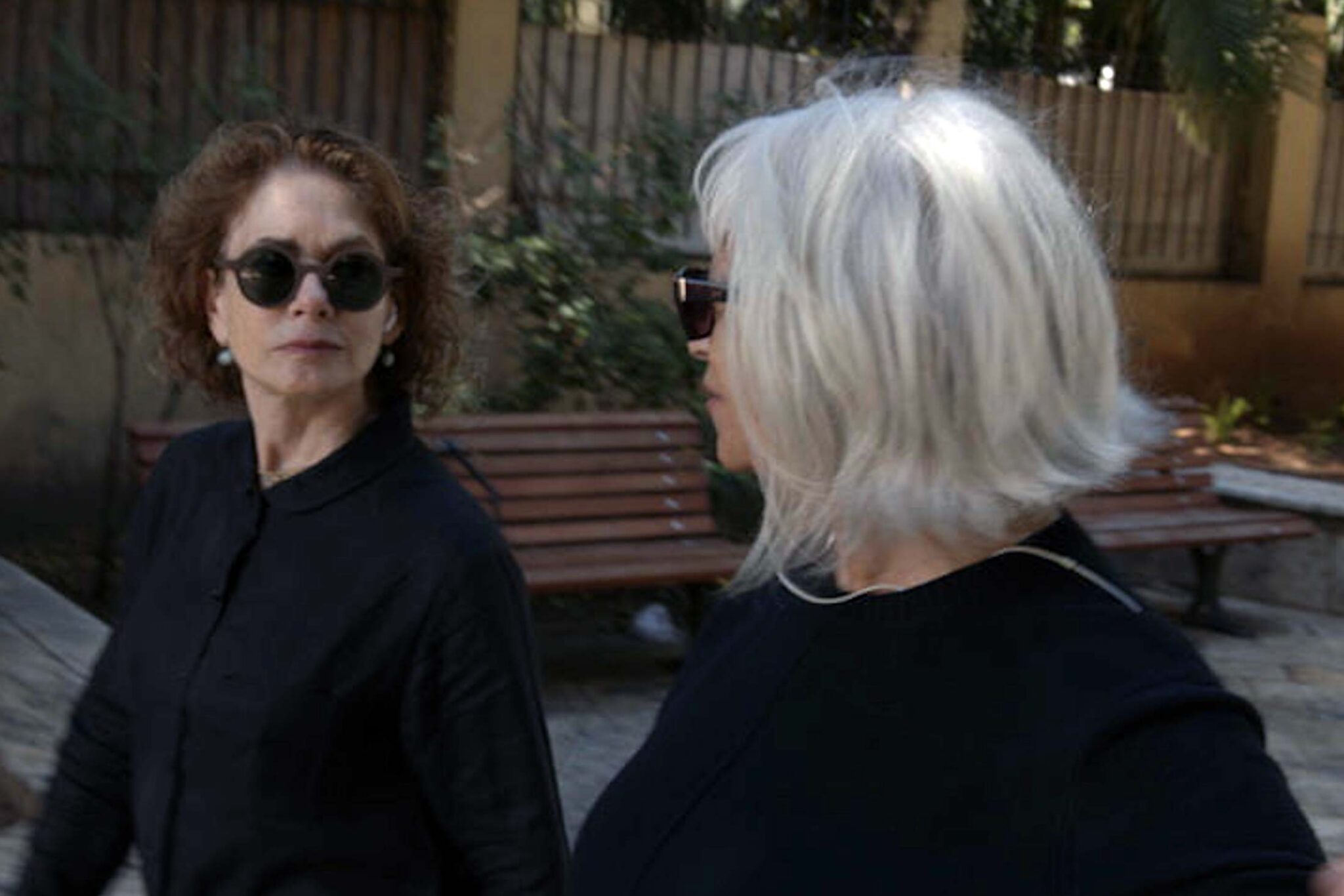 משוטטות בעקבות